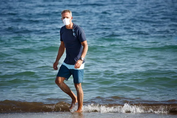 Hombre Años Con Máscara Protectora Camiseta Azul Para Playa Camina — Foto de Stock