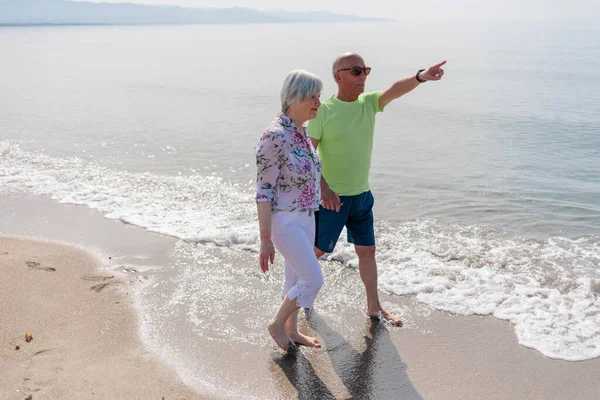 Seniorenpaar Spaziert Sonnigem Tag Strand — Stockfoto