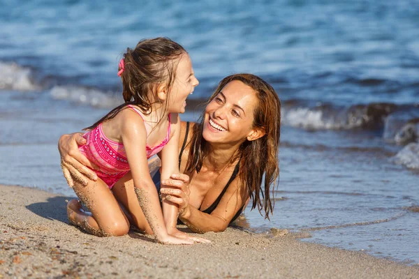 Mãe Brinca Bem Com Sua Filha Junto Mar Praia — Fotografia de Stock