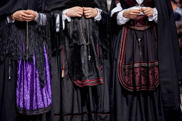 Groupe Personnes Costumes Noirs Tenant Des Croix — Photo