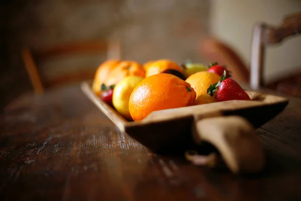 Апельсины Клубника Подносе Старом Деревянном Столе — стоковое фото