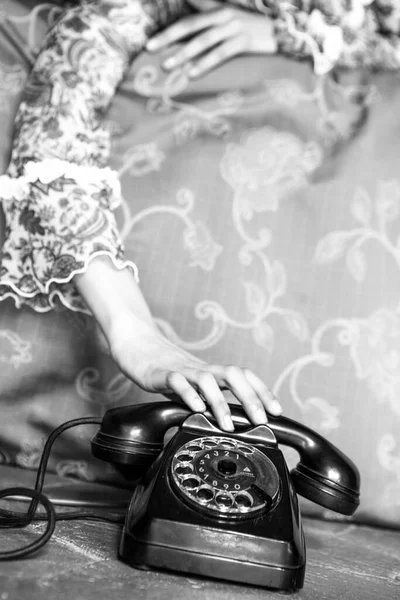 Foto Bianco Nero Ritagliato Donna Sul Letto Con Telefono Retrò — Foto Stock