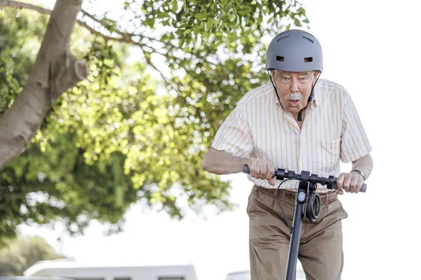 Äldre Man Ridning Cykel — Stockfoto