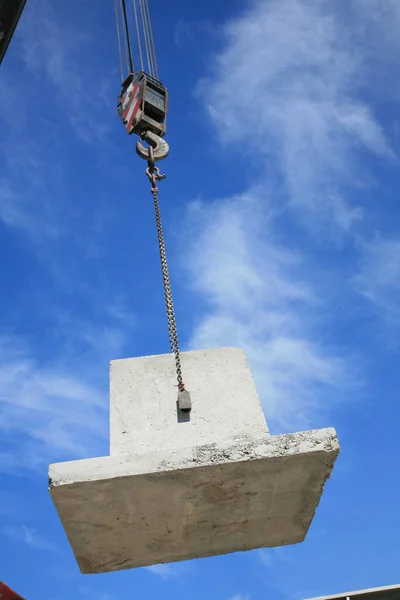 Dźwig Podnoszenia Cementu Pojemnik Mieszalnik Niebieskie Niebo — Zdjęcie stockowe
