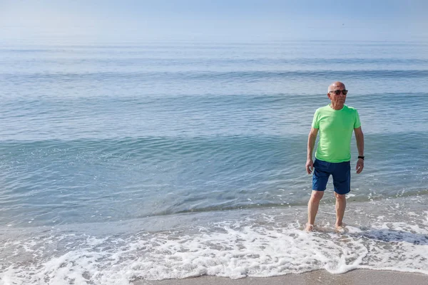 남자가 여름에 해안을 있습니다 — 스톡 사진