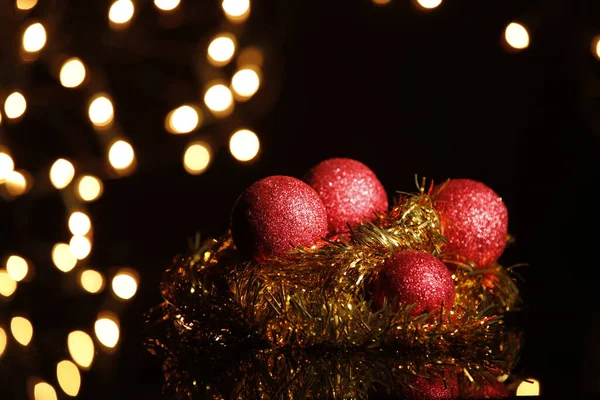 Weihnachtskugeln Mit Weihnachtskomposition Auf Schwarzem Hintergrund Mit Lichterketten Die Die — Stockfoto