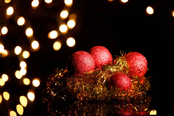 Weihnachtskugeln Mit Weihnachtskomposition Auf Schwarzem Hintergrund Mit Lichterketten Die Die — Stockfoto
