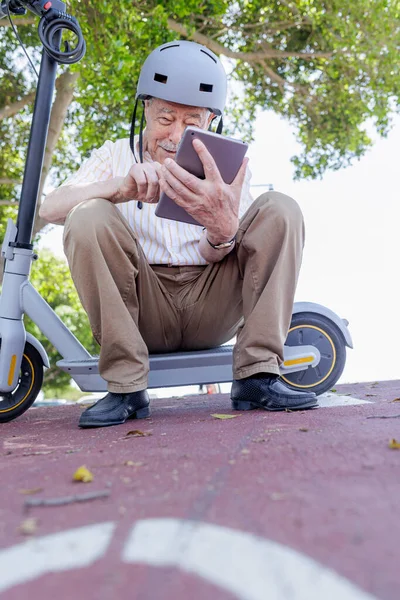 Homme Fauteuil Roulant Utilisant Une Tablette Numérique Dans Parc — Photo