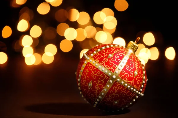 Weihnachten Rote Kugel Auf Dem Hintergrund Des Lichts — Stockfoto