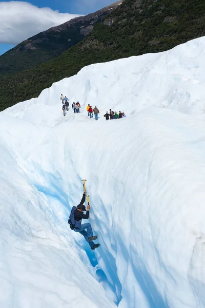 Utflykt Grupp Vandrare Patagoniens Glaciärer Och Förgrunden Man Som Klättrar — Stockfoto