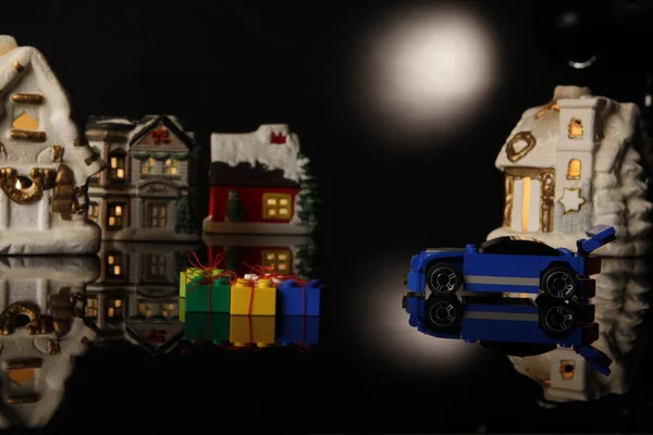 Kerstversiering Speelgoed Auto Een Donkere Achtergrond Kerstboom Verlichting — Stockfoto