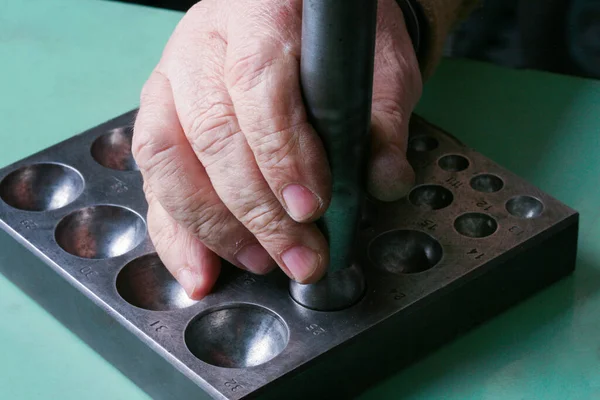 Oude Hand Van Een Oude Vrouw Met Metalen Hamer — Stockfoto