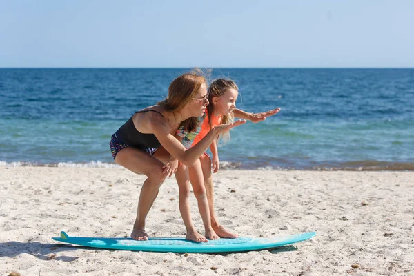 Mãe Maiô Ensina Básico Surf Para Sua Filha Uma Praia — Fotografia de Stock