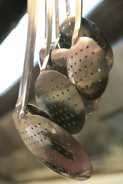Utensílios Cozinha Uma Cremalheira Aço Inoxidável Metal — Fotografia de Stock