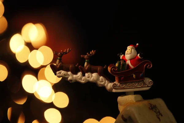 Detail Schlitten Mit Weihnachtsmann Spielzeug Schwarzer Hintergrund Mit Lichtern — Stockfoto