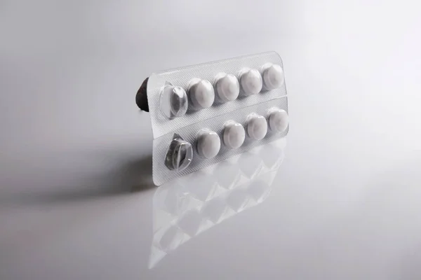 Pillen Sterbebett Auf Weißem Hintergrund — Stockfoto