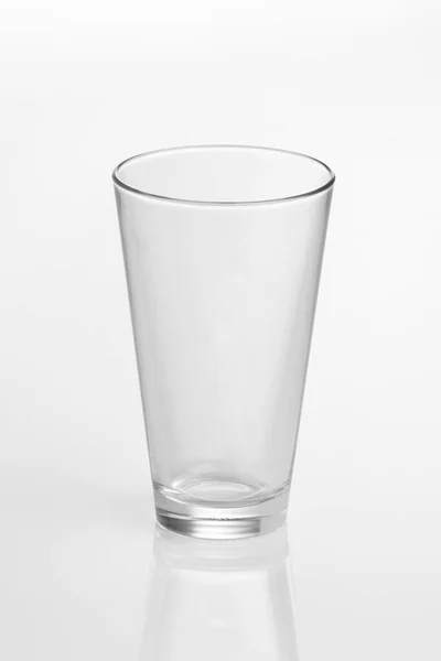 白い背景の水のガラスは — ストック写真