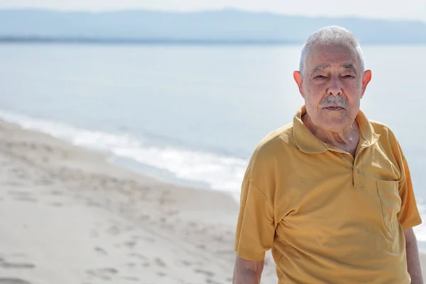 Ein Älterer Herr Einem Senffarbenen Poloshirt Blickt Lächelnd Den Strand — Stockfoto