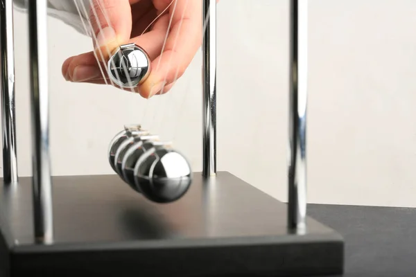Newton Cradle Pendlar Stål Kinetic Bollar Hand Dra — Stockfoto