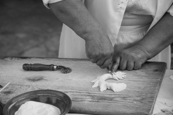 Vicino Una Pasta Taglio Mani Femminile Più Anziana Asse Legno — Foto Stock