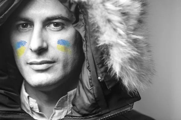 Close Retrato Belo Jovem Com Tinta Bandeira Ucraniana Manchas Rosto — Fotografia de Stock