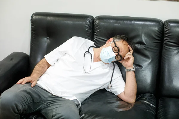 Médecin Manteau Blanc Masque Chirurgical Détruit Par Fatigue Effondre Sur — Photo