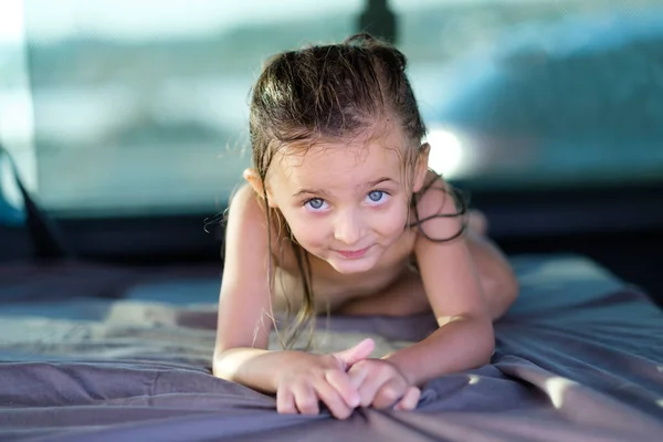 海滩上一个小女孩的肖像 — 图库照片
