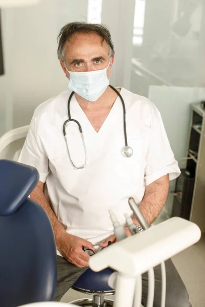 Lekarz Masce Chirurgicznej Białym Płaszczu — Zdjęcie stockowe