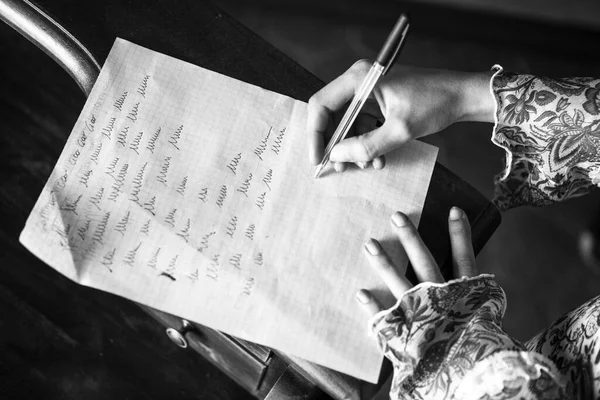 Femme Écrivant Dans Carnet — Photo