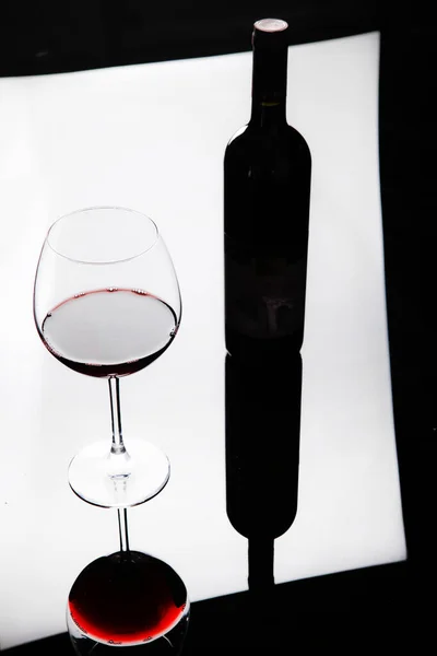 Una Botella Vino Una Copa Vino Tinto Sobre Fondo Blanco — Foto de Stock