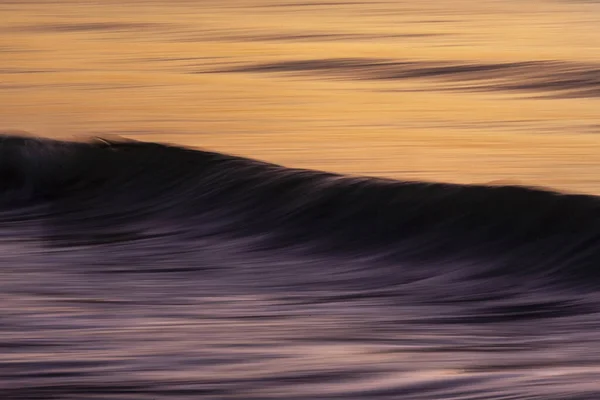 Abstrakter Verschwommener Hintergrund Der Meereswellen Bei Sonnenuntergang — Stockfoto