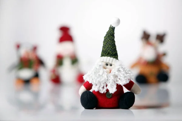 Weihnachtsmann Puppe Mit Hintergrund Andere Weihnachtsfiguren — Stockfoto