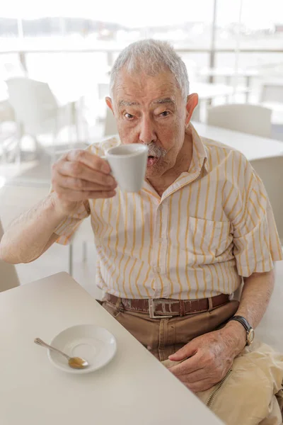 Starší Muž Pije Kávu — Stock fotografie