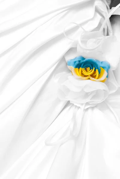 Tessuto Seta Bianca Con Fiore Giallo Blu — Foto Stock