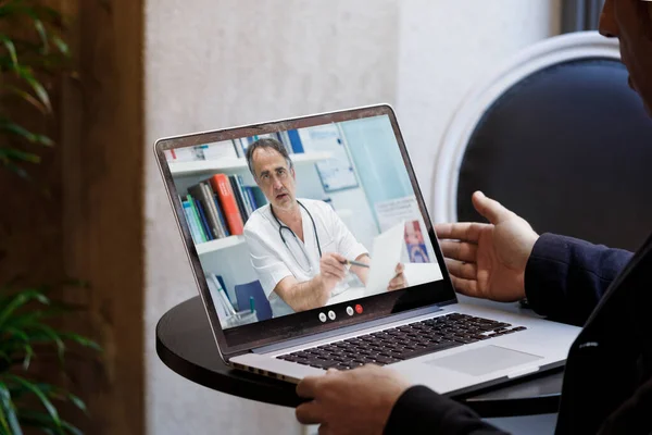 Rozmowa Wideo Między Pacjentem Lekarzem Przez Komputer Kontekście Domowym — Zdjęcie stockowe