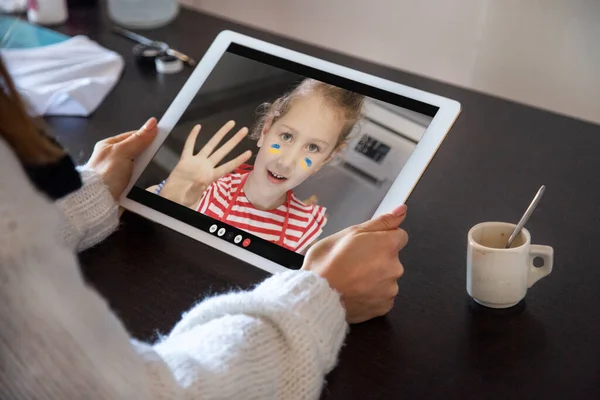 Videopuhelu Pieni Tyttö Väreillä Ukrainan Hänen Kasvonsa tekijänoikeusvapaita kuvapankkikuvia