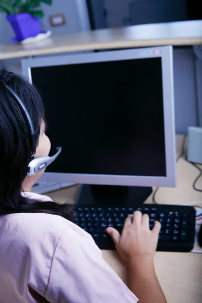 Mujer Usando Computadora Oficina Imagen de archivo