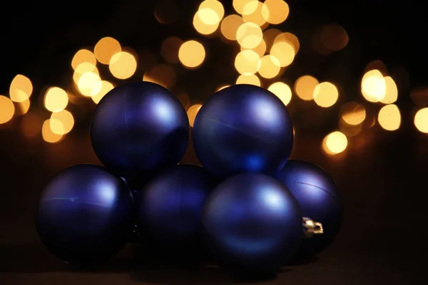 Décoration Noël Boules Bleues Sur Fond Noir — Photo