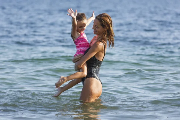 Mãe Filha Maiôs Estão Brincando Divertindo Enquanto Banham Mar — Fotografia de Stock