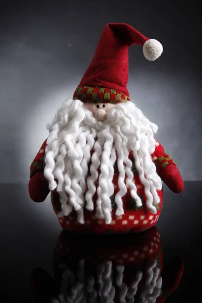 サンタクロースおもちゃの顔の詳細とともにグレーの背景 — ストック写真