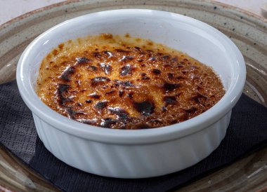 creme brulee beyaz bir kasede servis edilir.