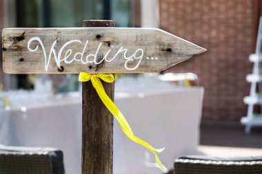 Düğün, düğün töreninde asılan bir tabelaya yazılmış.