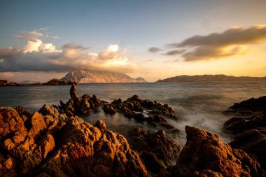 Denizin üzerinde güzel bir gün batımı 