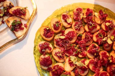 meze peynir ve zeytin plaka üzerinde 