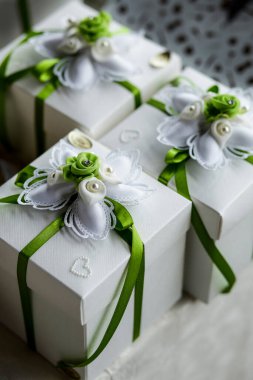 Tahta bir masanın üzerinde beyaz çiçekli güzel bir düğün buketi. 