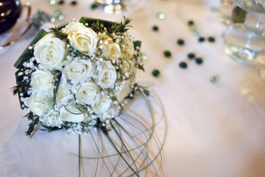 Alyans bir buket çiçek üzerinde. 