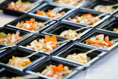 Misafirler için yemek büfesi, düğün ya da etkinlik, yemek servisi ya da açık büfe 