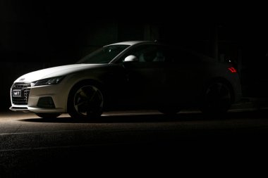 Gece şehrinde modern beyaz araba 