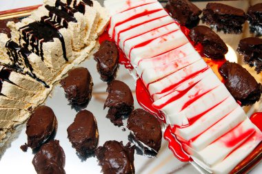 Dondurmalı çikolatalı pasta ve üstüne çikolata sosu. 