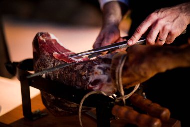 Adam Jamon 'u bıçakla kesiyor.